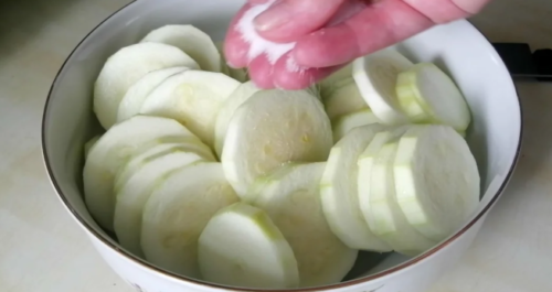 Простой и быстрый рецепт кабачков в сырном кляре: хрустящие и вкусные
