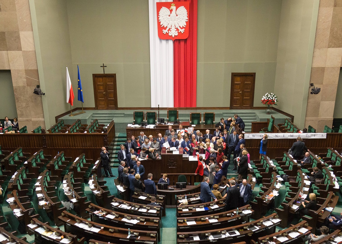 Парламент принимает. Парламент Латвии. Зал Сейма Латвии. Парламент Латвии Сейм. Сейм Латвии зал заседаний.