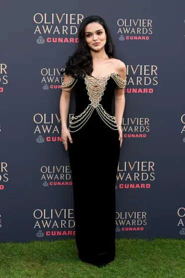 Кейт Бланшетт, Рэйчел Зеглер и Элизабет Хёрли с сыном и бойфрендом посетили премию Olivier Awards 2026 Хёрли, SpicerGettyimages, платье, сыном, Розамунд, Элизабет, церемонию, Рэйчел, Миррен, Хелен, Зеглер, дорожке, ковровой, Сайрусом, Билли, пришла, музыкантом, премии, выбрала, Бланшетт