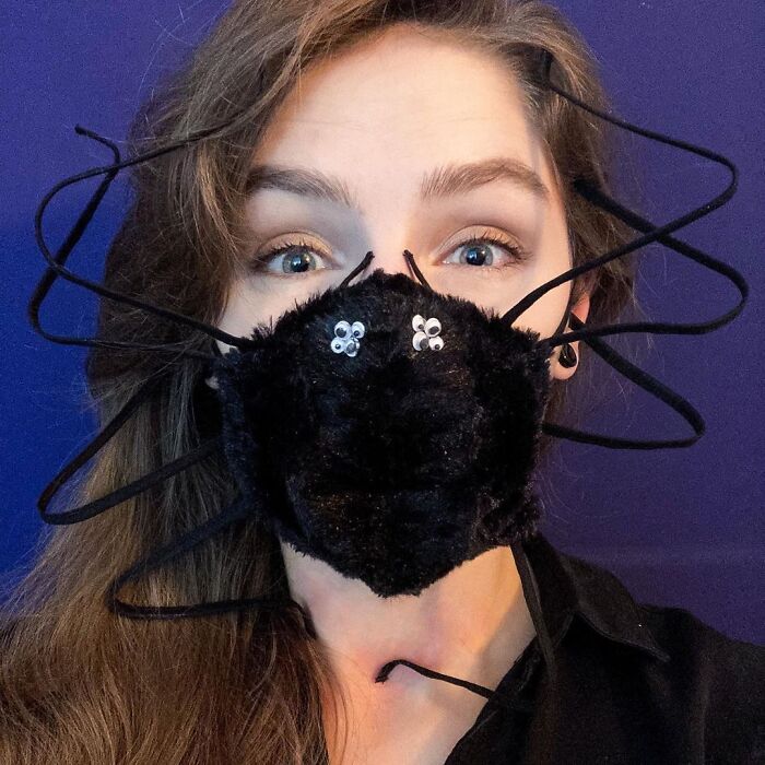 девушка в маске в виде паука