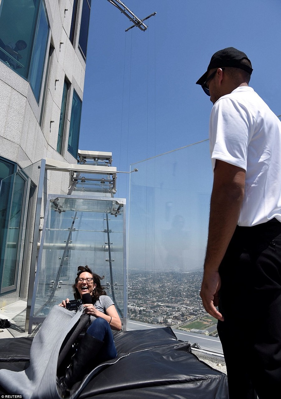 Стеклянная горка на небоскребе Стеклянная горка на небоскребе аттракцион