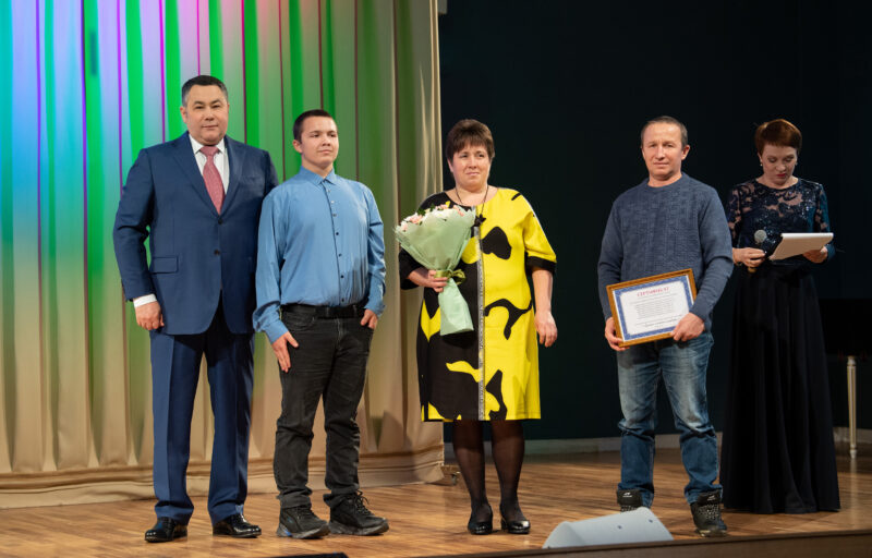 Губернатор Тверской области Игорь Руденя наградил многодетных мам и победителей конкурса «Лучшее семейное подворье»