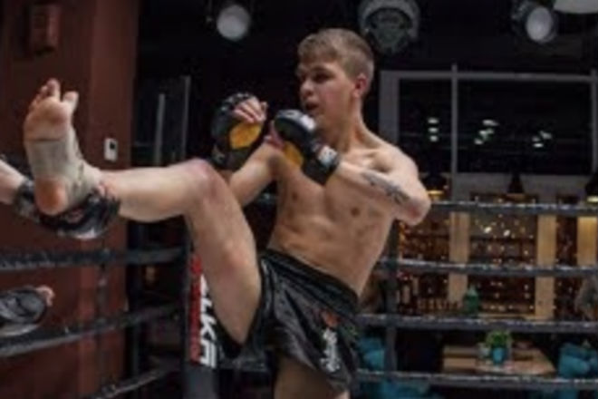 Накачанный ММА-боец вышел против хилого спортсмена и получил урок за самоуверенность Накачанный ММА-боец вышел против хилого спортсмена и получил урок за самоуверенность бой нурмагомедова и макгрегора