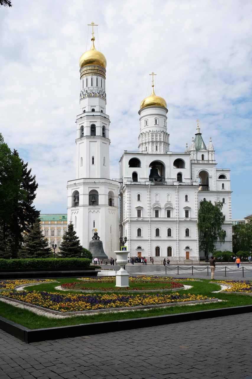 Возможности московский. Ивановская площадь Московского Кремля. Площади Кремля Ивановская и Соборная. Ивановская площадь Московского Кремля фото. Ивановская площадь Московского Кремля вид сверху.