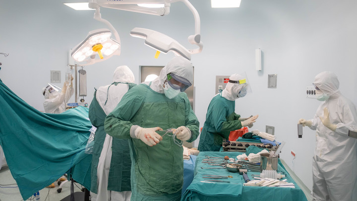 Не посмотрел снимки: Вместо больной руки первоклассницы хирург разрезал здоровую