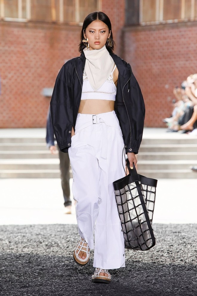 Косынки из кожи, которые все будут носить весной, — на показе 3.1 Phillip Lim Косынки из кожи, которые все будут носить весной, — на показе 3.1 Phillip Lim лучшее,мода,модные советы,Наряды