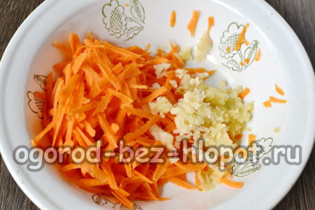измельчить морковь и чеснок