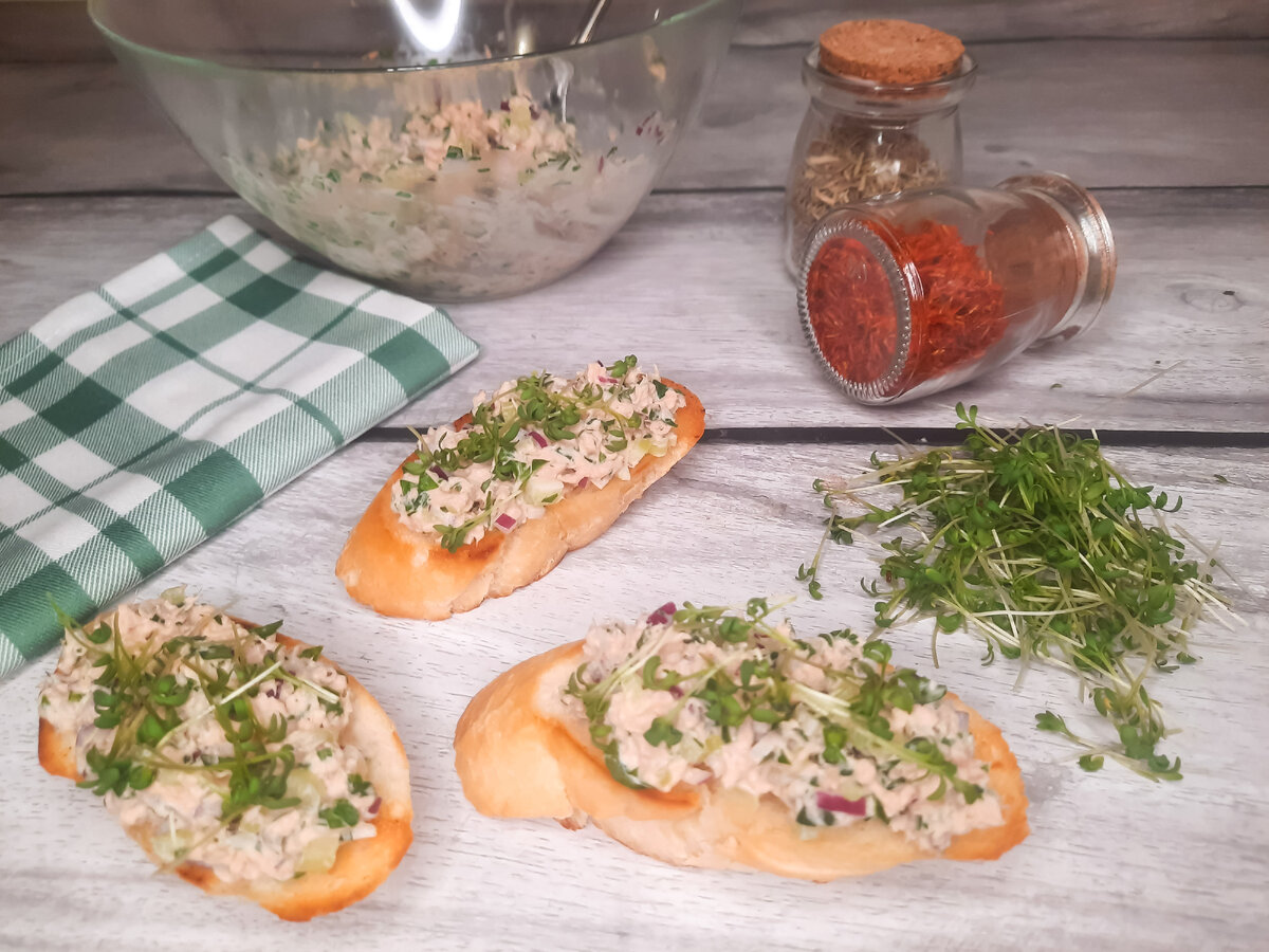 Бутерброды могут быть вовсе не только быстрым перекусом. Красиво оформленные и нарядные бутерброды могут стать прекрасным вариантом праздничных закусок.-5