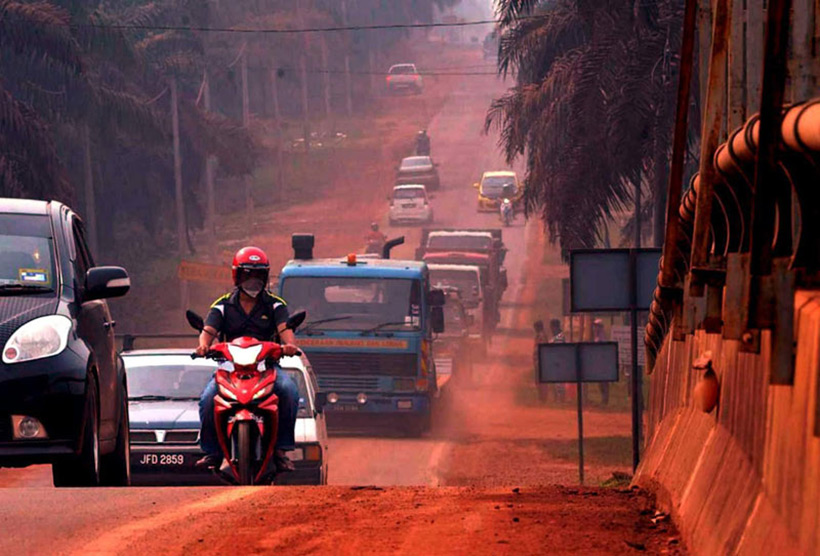 Kuantan bauxite road red. Красная бокситовая дорога в Куантан, Малайзия