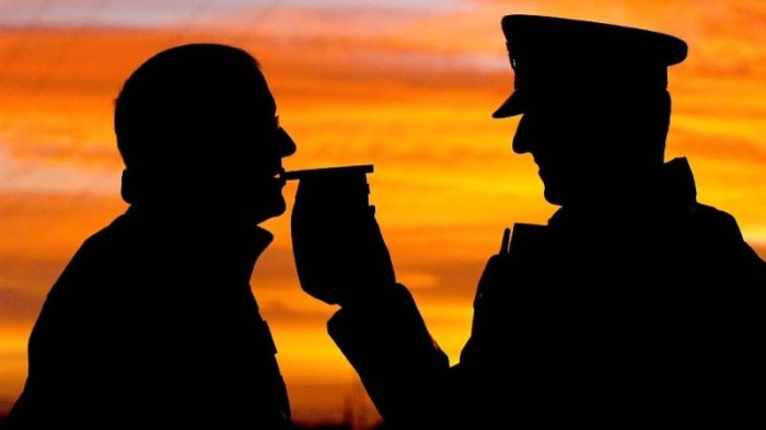 Инспектор ГИБДД просит «дыхнуть в трубочку»: что должен знать водитель в такой ситуации