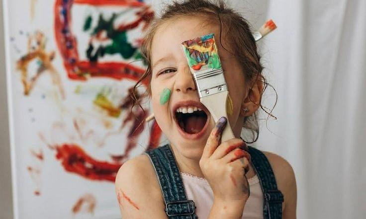 «Я принесла двойку, а папа купил торт»: как современные родители учат не бояться плохих оценок