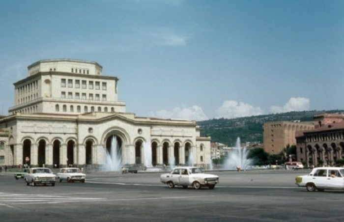 Площадь Республики - центральная площадь города, созданная по проекту архитектора А. Таманяна.