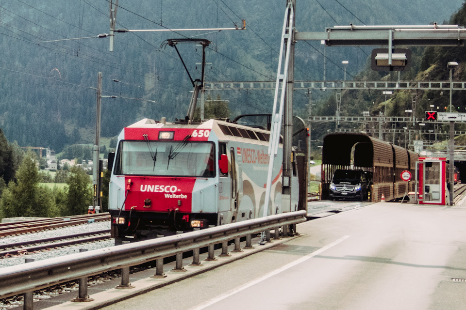 Поезд, перевозящий автомобили прямо с людьми Поезд, перевозящий автомобили прямо с людьми Марки и модели,путешествие