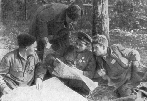 С.А. Ковпак и С.В. Руднев в лесном штабе (1943 г.)