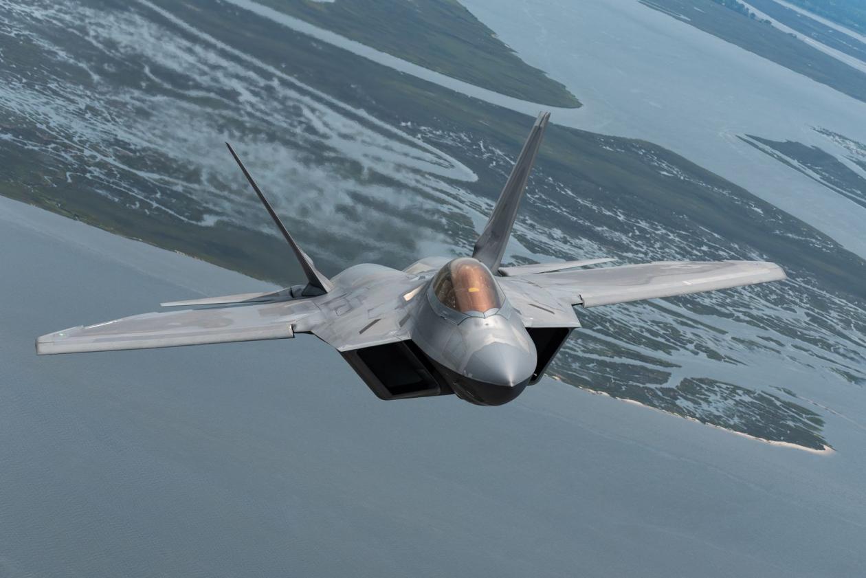 Сколько стоит час полета F-22 Raptor 