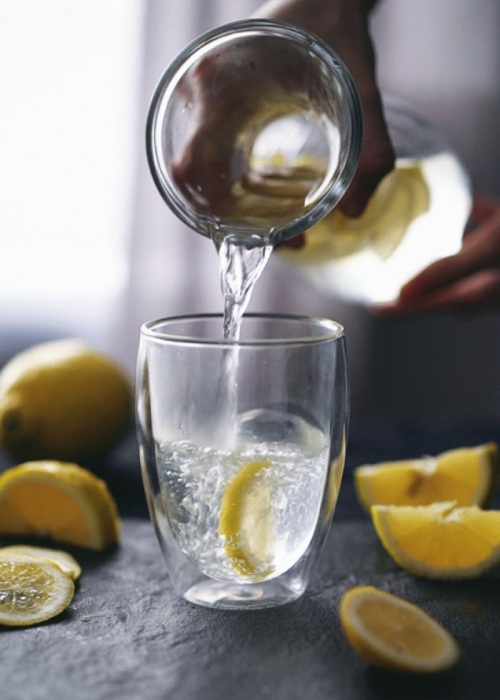 Можно пить воду с лимонным соком и меньше поправляться. /Фото: c12.haberself.com