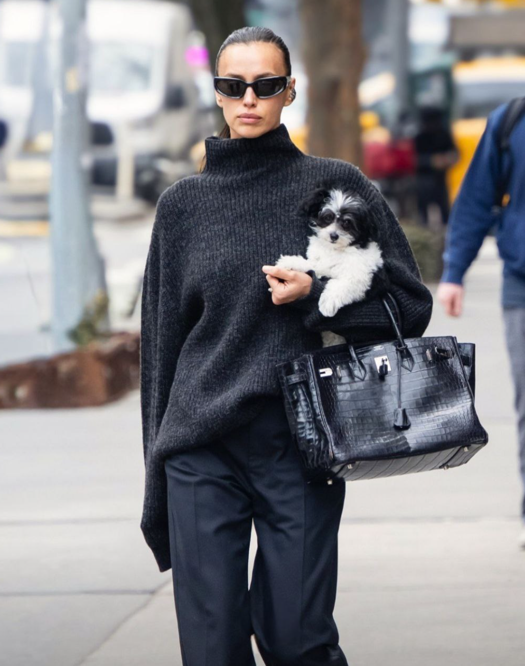 Ничего лишнего: Ирина Шейк показала, с чем носить черные брюки этой весной Ирина, также, черном, образ, модель, Брэдли, звезды, декольте, дочери, больше, качестве, модели, цвете, платье, каблуке, низком, Ирины, красоты, приняла, участие