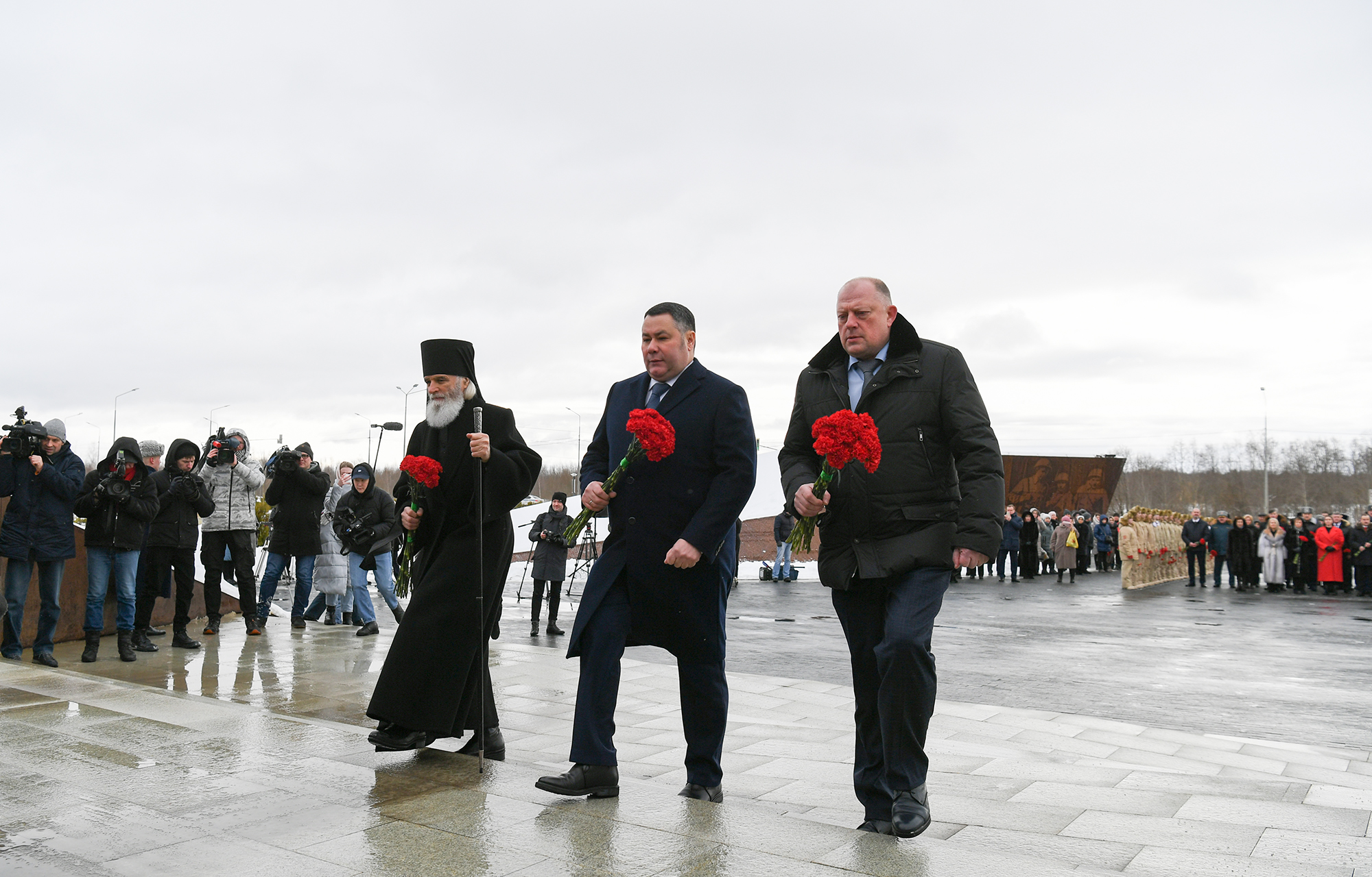 Игорь Руденя в день 80-летия освобождения Ржева от немецко-фашистских захватчиков возложил цветы к Ржевскому мемориалу