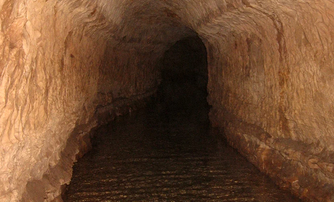 В 300 метрах под песком Сахары нашли сеть тоннелей. Их построили 6000 лет назад, а длина путей превышает тысячу километров тоннелей, метров, глубине, пустыни, потолков, назад, которая, невозможно, просто, длины, такой, сформировать, сумела, уровень, цивилизации, развития, Антониу, тоннелейПредставьте, залегания, глубина