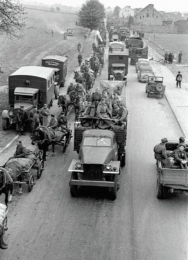 Передвижение советских войск на шоссе под Берлином. На переднем плане грузовик американского производства Studebaker US6, слева ЗИС-5, за ним ГАЗ-АА. Время съемки: 20.04.1945. 