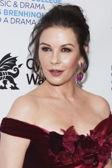 Кэтрин Зета-Джонс вместе с детьми посетила торжественный ужин в Нью-Йорке Кэтрин Зета-Джонс вместе с детьми посетила торжественный ужин в Нью-Йорке Звездные дети