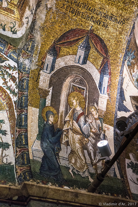Иосиф, выходящий из Храма вместе с Марией и ведущий ее в свой дом. Мозаики и фрески монастыря Хора.