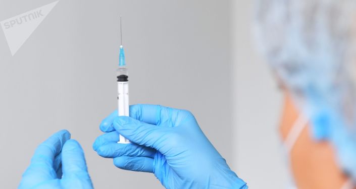 Шприц с вакциной против COVID-19 