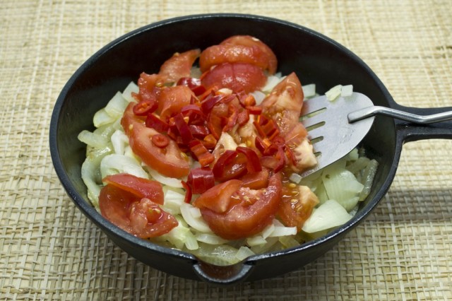 Добавляем острый перец и сахар. Томим до загустения. Добавляем острый перец и сахар. Томим до загустения.