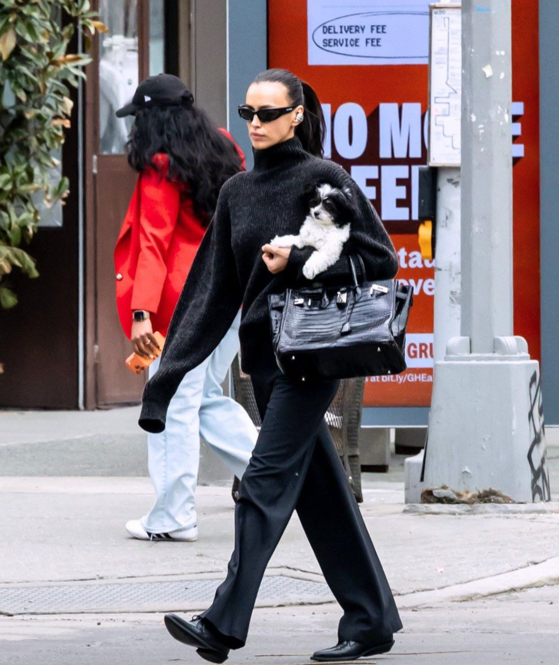 Ничего лишнего: Ирина Шейк показала, с чем носить черные брюки этой весной Ирина, также, черном, образ, модель, Брэдли, звезды, декольте, дочери, больше, качестве, модели, цвете, платье, каблуке, низком, Ирины, красоты, приняла, участие