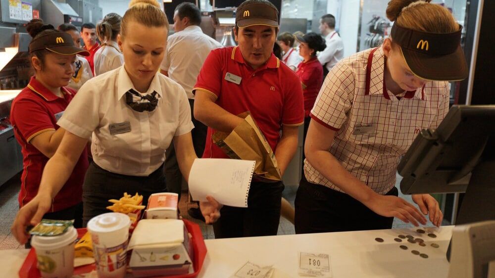 Некоторые рестораны McDonald's в Москве и Петербурге продолжат работать под старым брендом Общество