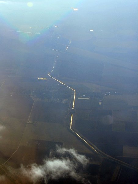 Вид на канал с высоты крыла самолета.
