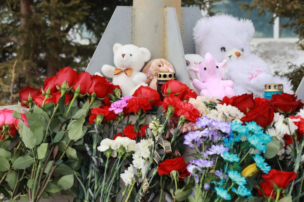Братчане несут цветы и игрушки к Вечному огню и к мемориалу памяти жертв теракта