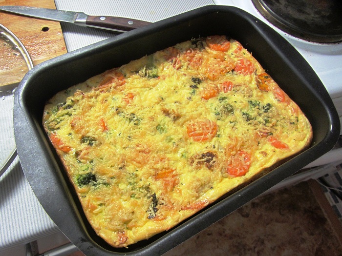 Посыпьте запеканку сверху сыром. / Фото: warball.ru