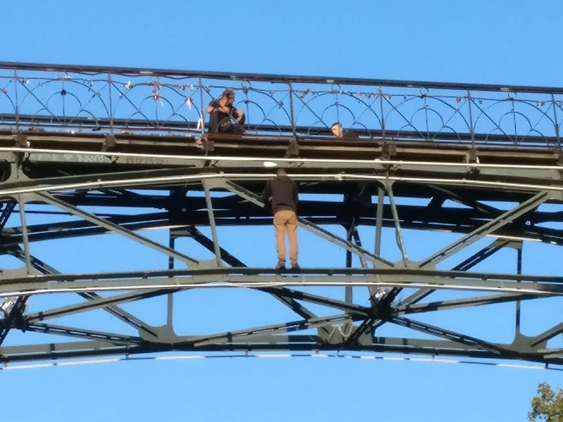 Украинца три часа уговаривали не совершать суицид, прыгая с киевского Моста влюбленных