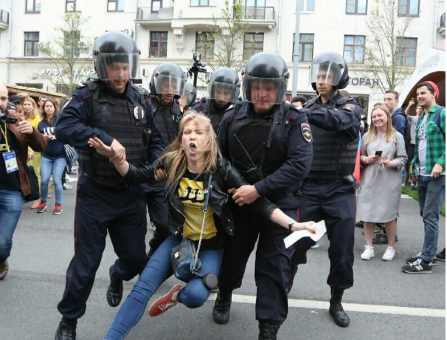 Митинг бьют. Разгон демонстрантов в москве. девушки полицейские на митинге. полиция задерживает митингующих.