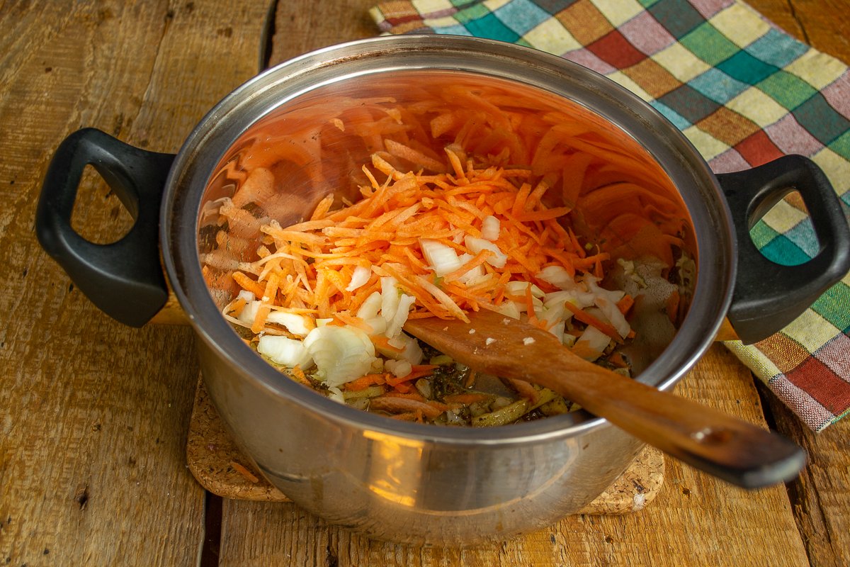 Курица в луке в кастрюле. Овощи в кастрюле. Суп в кастрюле. Морковь в кастрюле. Мясо с морковкой и луком в кастрюле.