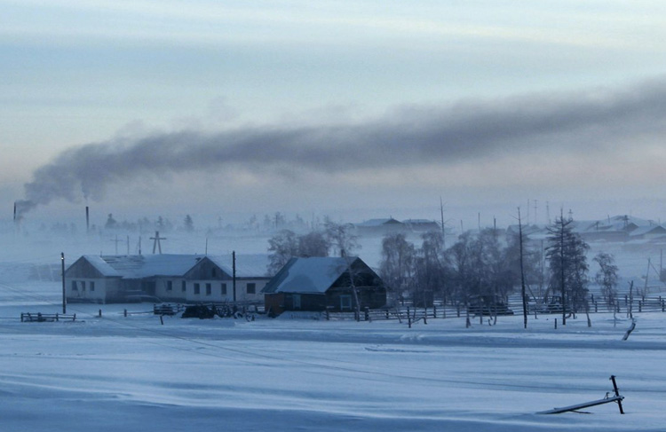 Верхоянск, Россия
Несмотря на один из самых больших перепадов температур между летом и зимой на Земле, в Верхоянске постоянно проживают 1173 человека. Место также называют Полюсом холода северного полушария. Самая низкая температура, зафиксированная в этом месте, составляет −69,8 °C.