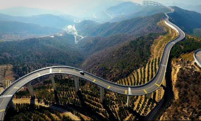 «Небесная дорога» Китая. Шоссе идет по горам и над глубокими пропастями