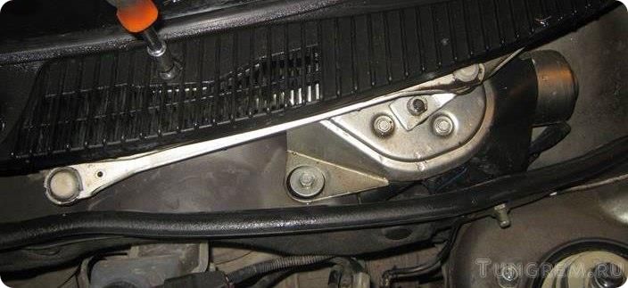 Замена трапеции и мотора стеклоочистителя на Lada Kalina