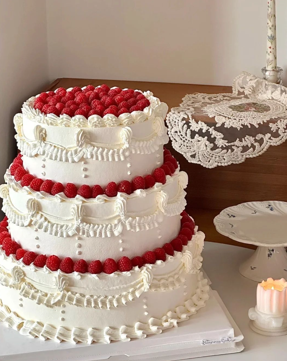 Свадебные тренды-2026: плоские торты и десерты в стиле Марии-Антуанетты можно, торты, Торты, акцент, ткани, гостей, более, добавить, могут, немного, которые, всего, просто, десерт, очень, особенно, цветами, стиле, цветочный, цветы