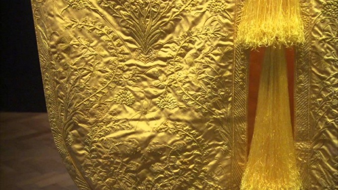 Золотистая шелковая ткань, сотканная из нитей одного миллиона пауков