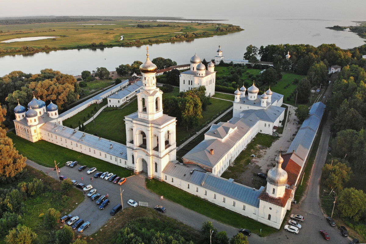 Село юрьево стоит на берегу. Юрьев монастырь Великий Новгород фото.