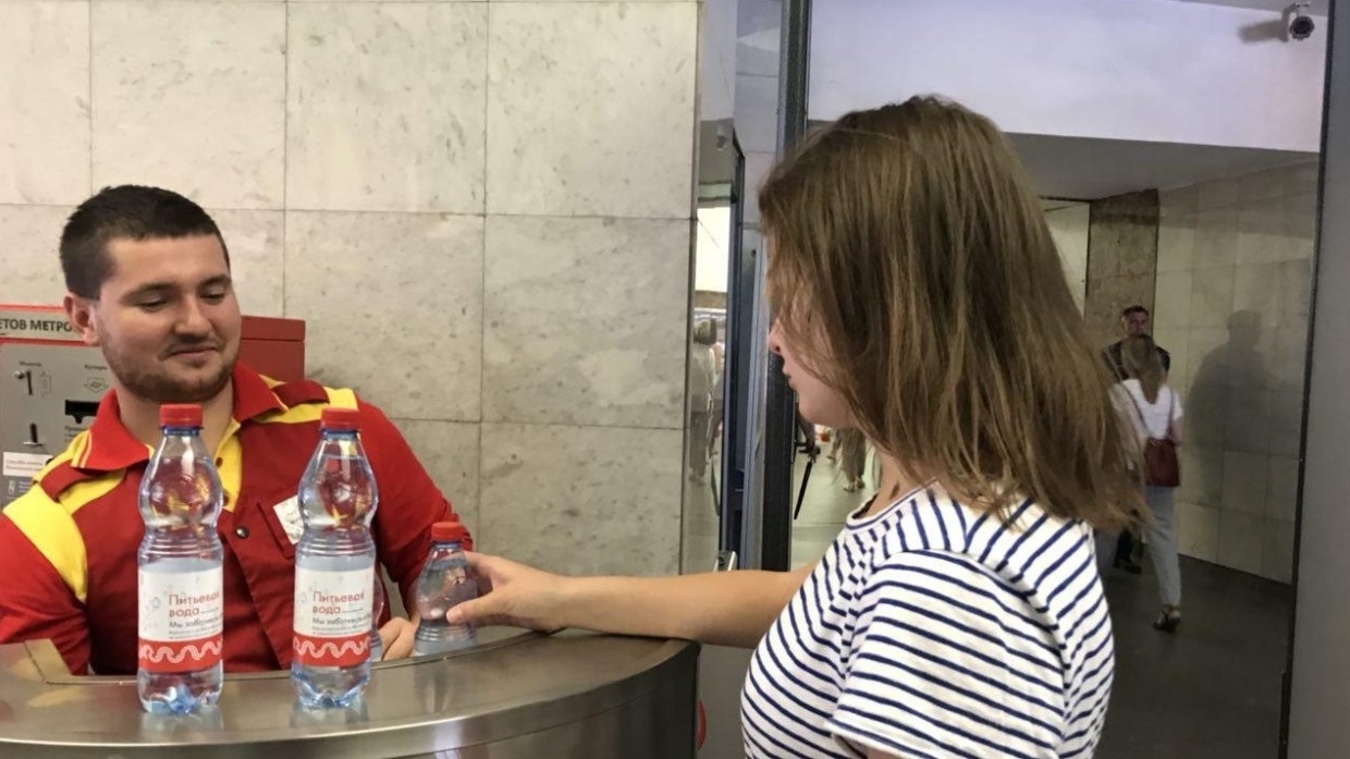 Пассажирам московского метро раздают питьевую воду из-за сильной жары