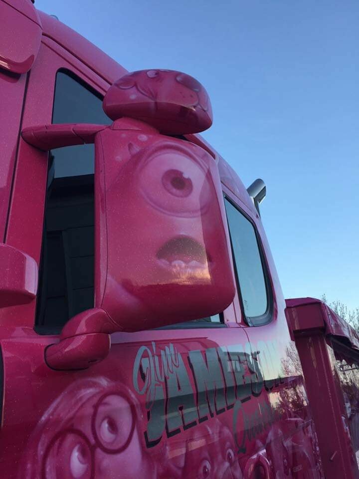 Ярко-розовый грузовик самосвал Scania “Принцесса” - он собирает пожертвования для маленьких пациентов Ярко-розовый грузовик самосвал Scania “Принцесса” - он собирает пожертвования для маленьких пациентов авто