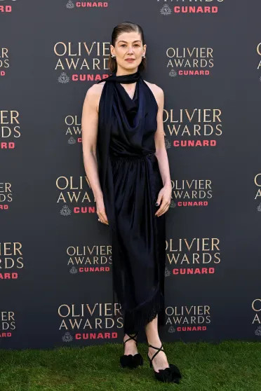 Кейт Бланшетт, Рэйчел Зеглер и Элизабет Хёрли с сыном и бойфрендом посетили премию Olivier Awards 2026 Хёрли, SpicerGettyimages, платье, сыном, Розамунд, Элизабет, церемонию, Рэйчел, Миррен, Хелен, Зеглер, дорожке, ковровой, Сайрусом, Билли, пришла, музыкантом, премии, выбрала, Бланшетт