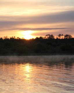 Восход солнца на реке