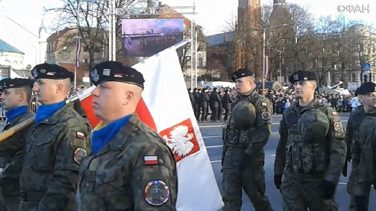 Польские солдаты из многонационального батальона НАТО в Латвии на параде 18 ноября 2018. Федеральное агентство новостей/Карен Маркарян