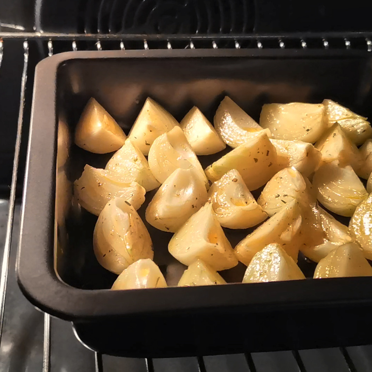 Почти никто не знает, что из лука можно приготовить такую вкусноту. Улетает за минуту, остыть не успевает Почти никто не знает, что из лука можно приготовить такую вкусноту. Улетает за минуту, остыть не успевает просто, очень, форму, ничего, сегодня, когда, нужно, больше, рецепт, масло, готовить, сразу, потом, сделал, бумаги, жалко, Правда, 😉Выкладываем, ругала, пекарской