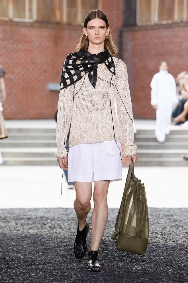 Косынки из кожи, которые все будут носить весной, — на показе 3.1 Phillip Lim Косынки из кожи, которые все будут носить весной, — на показе 3.1 Phillip Lim лучшее,мода,модные советы,Наряды