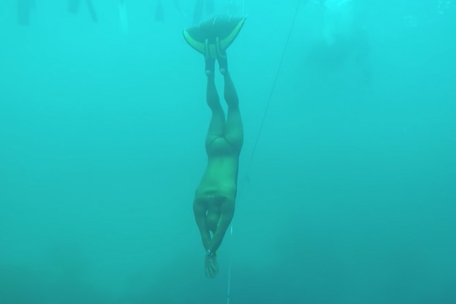 Мировой рекорд по погружению без акваланга. Рекорд ныряния без акваланга глубина. Погружение без акваланга 253 метров.